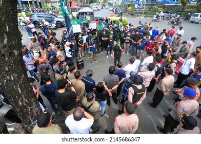 118 Borneo confrontation Images, Stock Photos & Vectors | Shutterstock