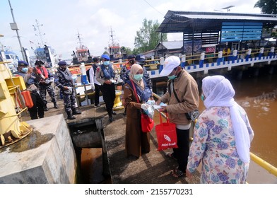 Banjarmasin, South Kalimantan, Indonesia - February 8, 2021: The Banjarmasin City Covid 19 Joint Task Force Team Distributes Masks To Traders And The Public At The Market