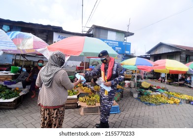 Banjarmasin, South Kalimantan, Indonesia - February 8, 2021: The Banjarmasin City Covid 19 Joint Task Force Team Distributes Masks To Traders And The Public At The Market