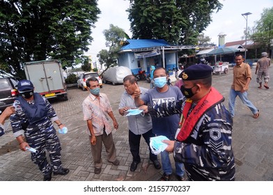 Banjarmasin, South Kalimantan, Indonesia - February 8, 2021: The Banjarmasin City Covid 19 Joint Task Force Team Distributes Masks To Traders And The Public At The Market