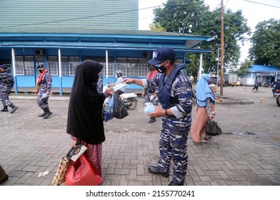 Banjarmasin, South Kalimantan, Indonesia - February 8, 2021: The Banjarmasin City Covid 19 Joint Task Force Team Distributes Masks To Traders And The Public At The Market