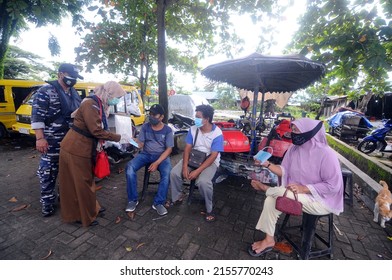 Banjarmasin, South Kalimantan, Indonesia - February 8, 2021: The Banjarmasin City Covid 19 Joint Task Force Team Distributes Masks To Traders And The Public At The Market