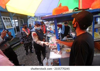 Banjarmasin, South Kalimantan, Indonesia - February 8, 2021: The Banjarmasin City Covid 19 Joint Task Force Team Distributes Masks To Traders And The Public At The Market