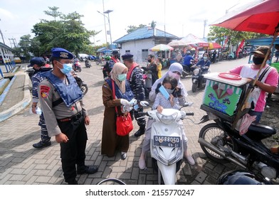 Banjarmasin, South Kalimantan, Indonesia - February 8, 2021: The Banjarmasin City Covid 19 Joint Task Force Team Distributes Masks To Traders And The Public At The Market