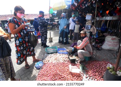 Banjarmasin, South Kalimantan, Indonesia - February 8, 2021: The Banjarmasin City Covid 19 Joint Task Force Team Distributes Masks To Traders And The Public At The Market