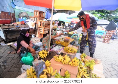 Banjarmasin, South Kalimantan, Indonesia - February 8, 2021: The Banjarmasin City Covid 19 Joint Task Force Team Distributes Masks To Traders And The Public At The Market