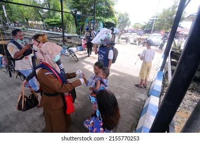 Banjarmasin, South Kalimantan, Indonesia - February 8, 2021: The Banjarmasin City Covid 19 Joint Task Force Team Distributes Masks To Traders And The Public At The Market