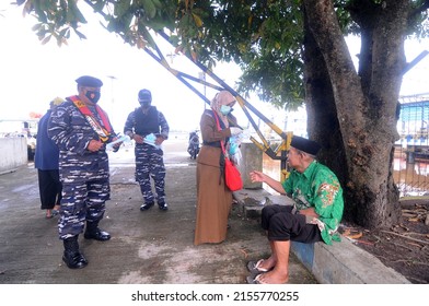 Banjarmasin, South Kalimantan, Indonesia - February 8, 2021: The Banjarmasin City Covid 19 Joint Task Force Team Distributes Masks To Traders And The Public At The Market