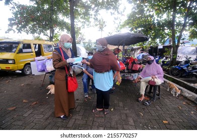 Banjarmasin, South Kalimantan, Indonesia - February 8, 2021: The Banjarmasin City Covid 19 Joint Task Force Team Distributes Masks To Traders And The Public At The Market