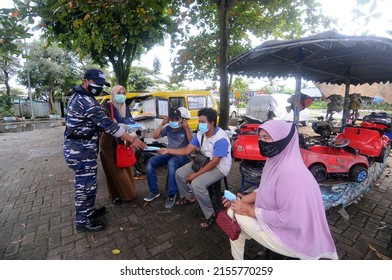 Banjarmasin, South Kalimantan, Indonesia - February 8, 2021: The Banjarmasin City Covid 19 Joint Task Force Team Distributes Masks To Traders And The Public At The Market