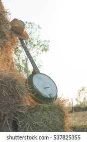 Banjo resting on straw Division in the fields, the warm sun of farmers placed players relax after work.