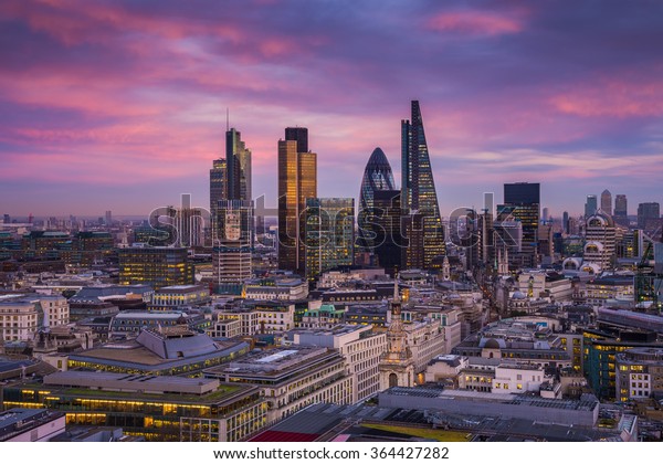 日没後の魔法の時間にロンドン中部の銀行街 英国 イギリス の写真素材 今すぐ編集
