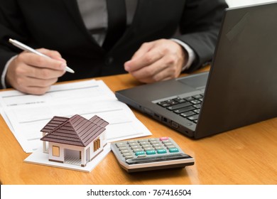 Bank Officer Calculate Interest Rates Home Loan Monthly For Buyer