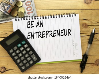 Billete, calculadora, bolígrafo y cuaderno escrito con BE AN EMPRENDEDOR. Concepto de negocios, finanzas, marketing en línea y marketing en línea.