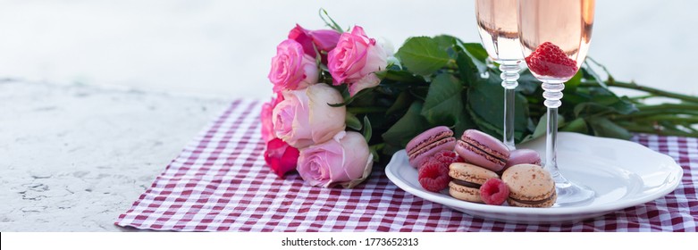 Banner. Beautiful Romantic Proposal On Saint Valentine's Day In Paris - City Of Love. Bouquet Of Pink Roses, Two Glasses Of Wine, Macarons Cake. Eiffel Tower On Background. Close Up Copy Space. Tonned