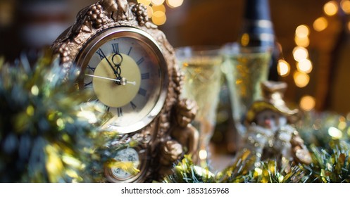 Banner. Countdown to midnight­. Hours of the last m­oments before the New­ year 2021. Christmas card.
