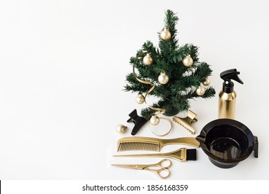 Banner With Hairdressing Tools In Gold Color And A Christmas Tree On A White Background. Holiday Template With Hair Salon Accessories.