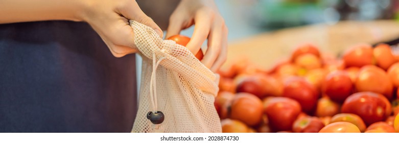BANNER, LONG FORMAT Eine Frau wählt Tomaten in einem Supermarkt, ohne eine Plastiktüte zu benutzen. Wiederverwendbare Tasche zum Kauf von Gemüse. Nullabfallkonzept