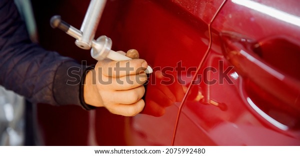 Banner Master auto mechanic\
removal of dents defects without painting on car body on service\
station.