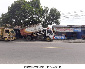 Bantul, Indonesia 5 March 2021 A Dumb Truck Is Cleaning Up On The Side Of The Road