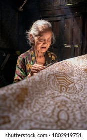 Bantul, Special Region Of Yogyakarta  Indonesia - May 24 2019: Ponikem, One Of The Oldest And Legendary Women Batik Craftsmen In Kampung Batik
Giriloyo, Wukirsari, Imogiri, Bantul, Yogyakarta.