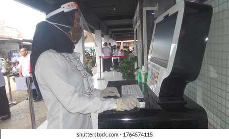 Banyuwangi, East Java - 25 June 2020 :officers Simulate Civil Service Administration In The Public Service Market, Rogojampi