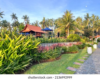 Banyuwangi, Indonesia - Februari 19, 2022 : Beautiful Cottage Garden View In The Morning With  Moon