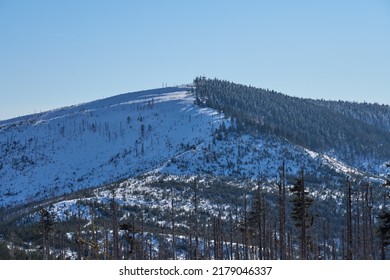 Barania Gora Gipfel, 1.220 Meter in den europäischen Schlesischen Beskid Gebirge in Polen, klarer blauer Himmel in 2022 kalten sonnigen Wintertag im Februar.