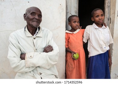 Barazani / Tanzania - December 1, 2016: Portrait Of African Family With Young Kids In Barazani Village Near Lake Eyasi