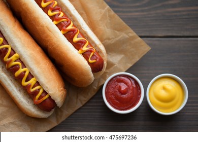 Barbecue Griller Hot Dog mit gelbem Senf und Ketschup auf Holztisch