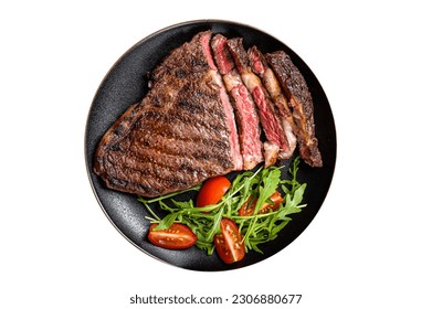 Carne de carne de ternera de ternera de la vista en un plato. Aislado sobre fondo blanco