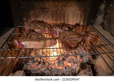 Grill italienisches Fiorentina-Steak auf dem Grill in traditionellem Kamin.