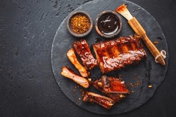 Barbecue-Schweinefleisch-Ersatzrippen Mit Scharfer Chilimarinade Auf Schwarzem Hintergrund