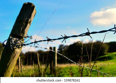 有刺鉄線の塀 Images Stock Photos Vectors Shutterstock 有刺鉄線の塀 Images Stock Photos Vectors Shutterstock