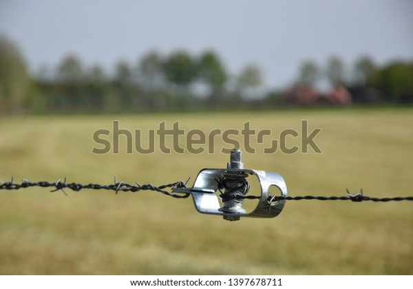 barbed wire tensioner