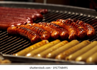 Barbeque Sausage. Bbq Grill Pork Bratwurst. Barbecue Kielbasa, Hot Picnic Dinner. Beef Hotdog, Party Food, Italian Or Grrman Roasted Snak. Outdoor Fest, Family Cook For Breakfast