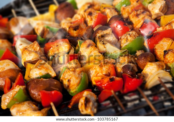 酒吧b Q 或烧烤烤肉串烹饪 鸡肉串配蘑菇和辣椒的煤炭烧烤 库存照片 立即编辑 103785167