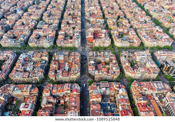 有名なエイサンプルレジデンシャル地区都市 スペインのバルセロナ空撮景 午後の遅い光 の写真素材 今すぐ編集