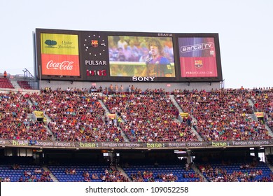 BARCELONA - AUGUST 22: Unidentified supporters during the Gamper Trophy final match between FC Barcelona and Napoli, final score 5 - 0, on August 22, 2011 in Camp Nou stadium, Barcelona, Spain.