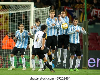 BARCELONA - DEC, 22: Argentinian players on the wall of the free kick launched for Xavi Hernandez of Catalonia during the friendly match at Camp Nou Stadium in Barcelona, Spain. Dec. 22, 2009