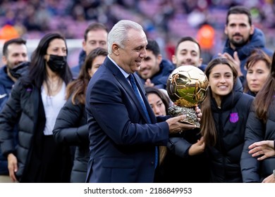 BARCELONA - DEC 4: Stoichkov Gives The Ballon D'Or Trophy To Alexia Putellas Prior To The La Liga Match Between FC Barcelona And Real Betis At The Camp Nou Stadium On December 4, 2021 In Barcelona.