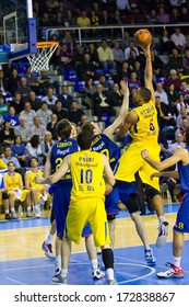 BARCELONA - FEBRUARY 29: Richard Hendrix (5) In Action At The Euroleague Basketball Match Between FC Barcelona And Maccabi Electra, Final Score 70-67, On February 29, 2012, In Barcelona, Spain.