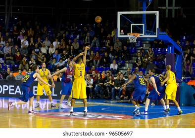 BARCELONA - FEBRUARY 29: Richard Hendrix (5) Of Maccabi Competes During The Euroleague Basketball Match Between FC Barcelona And Maccabi, Final Score 70-67, On February 29, 2012 In Barcelona, Spain.