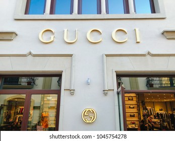 vægt etage sortere Barcelona Mar 13 Gucci Store La Stock Photo (Edit Now) 1045754278