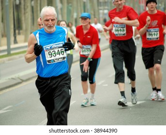 10,199 Old man marathon Images, Stock Photos & Vectors | Shutterstock