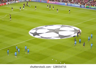 BARCELONA - SEPTEMBER 13: Barcelona And Milan Players Warm Up Before The Champions League Match Between FC Barcelona And Milan, Final Score 2 - 2, On September 13, 2011, In Barcelona, Spain.