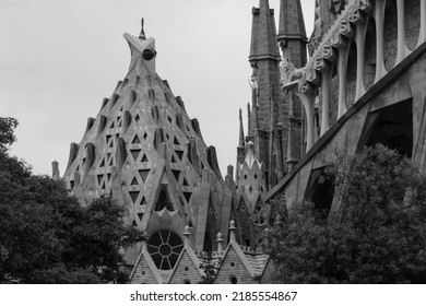  Barcelona, Spain - 07 06 2022: Black And White Photo Of Details Of The Sagrada Familia (UNESCO World Heritage Site) Work Created By Antoni Gaudí