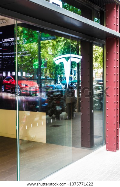 Barcelona, Spain. April 2018: Tesla\
inc cars flagship store near Passeig de Gracia luxury shopping\
street with Tesla logo and an electric cars model S and X\
inside