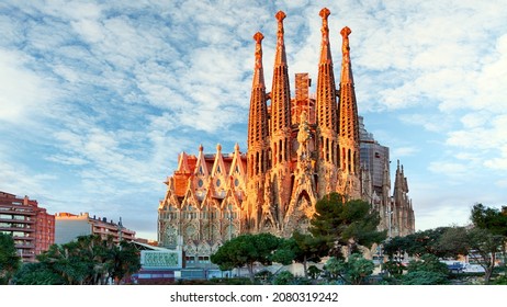 BARCELONA, ESPAÑA - 10 DE FEBRERO DE 2016: Basílica de la Sagrada Familia en Barcelona. La obra maestra de Antoni Gaudí se convirtió en Patrimonio de la Humanidad de la UNESCO en 1984.