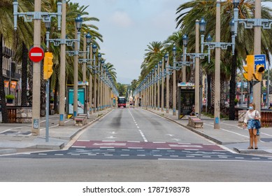 Barcelona, Spain - July 28 2020:  Trafic In  Through Empty Streets After COVID 19 In Barcelona, Spain.